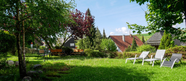 Garten mit Teich und Liegestühlen