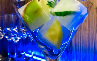 erfrischende Cocktails am Abend, Bar im Hotel Waldachtal