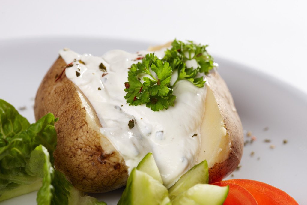 Ofenkartoffel mit Sour Cream und Salatbeilage © Christian Schwier stock ...