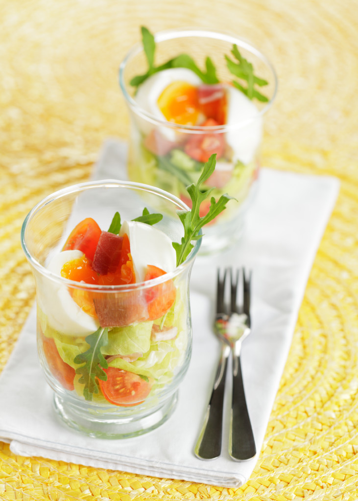 Weich gekochtes Ei im Glas mit Schinken und Salat © Quade