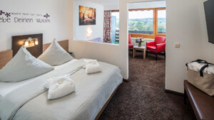 Gästezimmer zum Wohlfühlen. Großer Balkon, Aussicht in die Natur